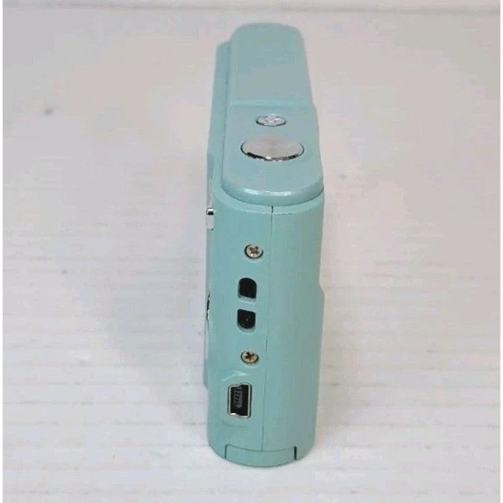 DC301 Digital Camera 36MP Blue 16x Zoom FOR PARTS or REPAIR AS-IS Cracked Screen